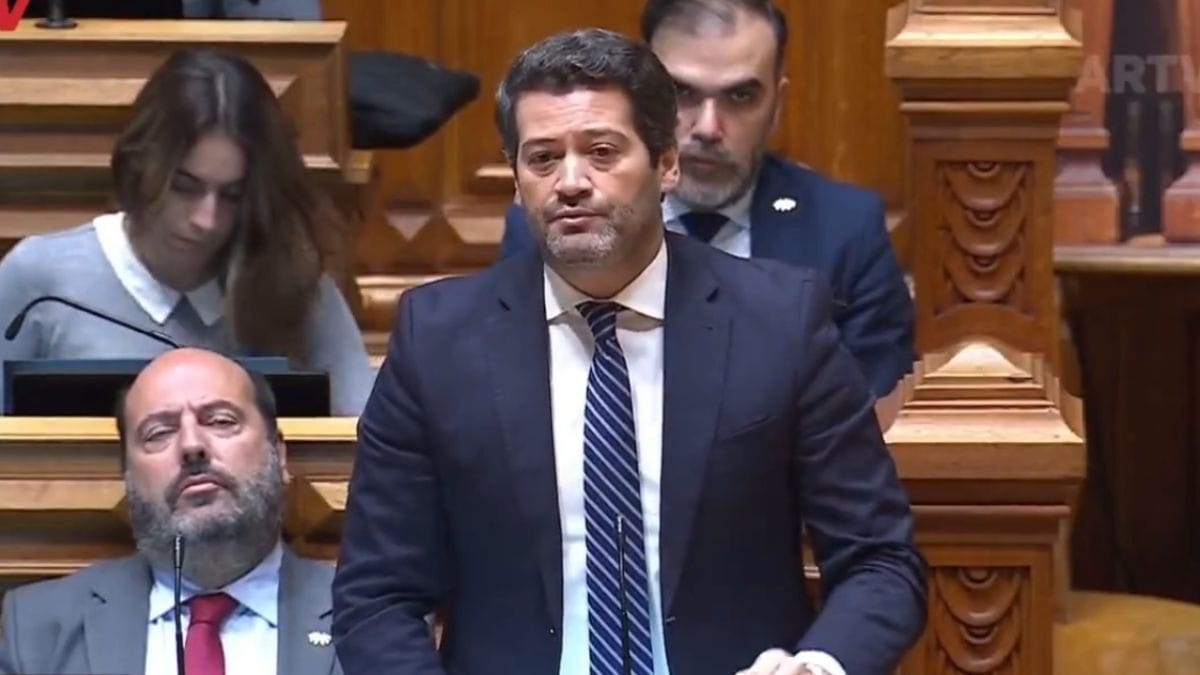 Líder de ultradireita de Portugal volta a se sentir mal em comício