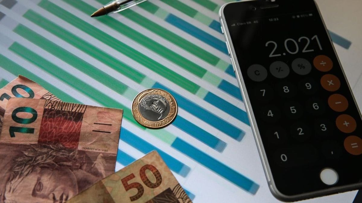 Juliana Rosa: Bolsa recorde contrasta com crise institucional no país