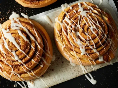 Cinnamon roll em quatro minutos: aprenda receita express para acompanhar o café