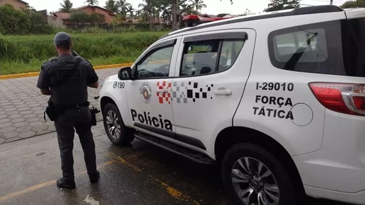 Motorista morre após bater carro no muro e capotar em Igaratá