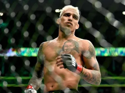 Charles do Bronx x Max Holloway: onde assistir ao UFC 326 ao vivo