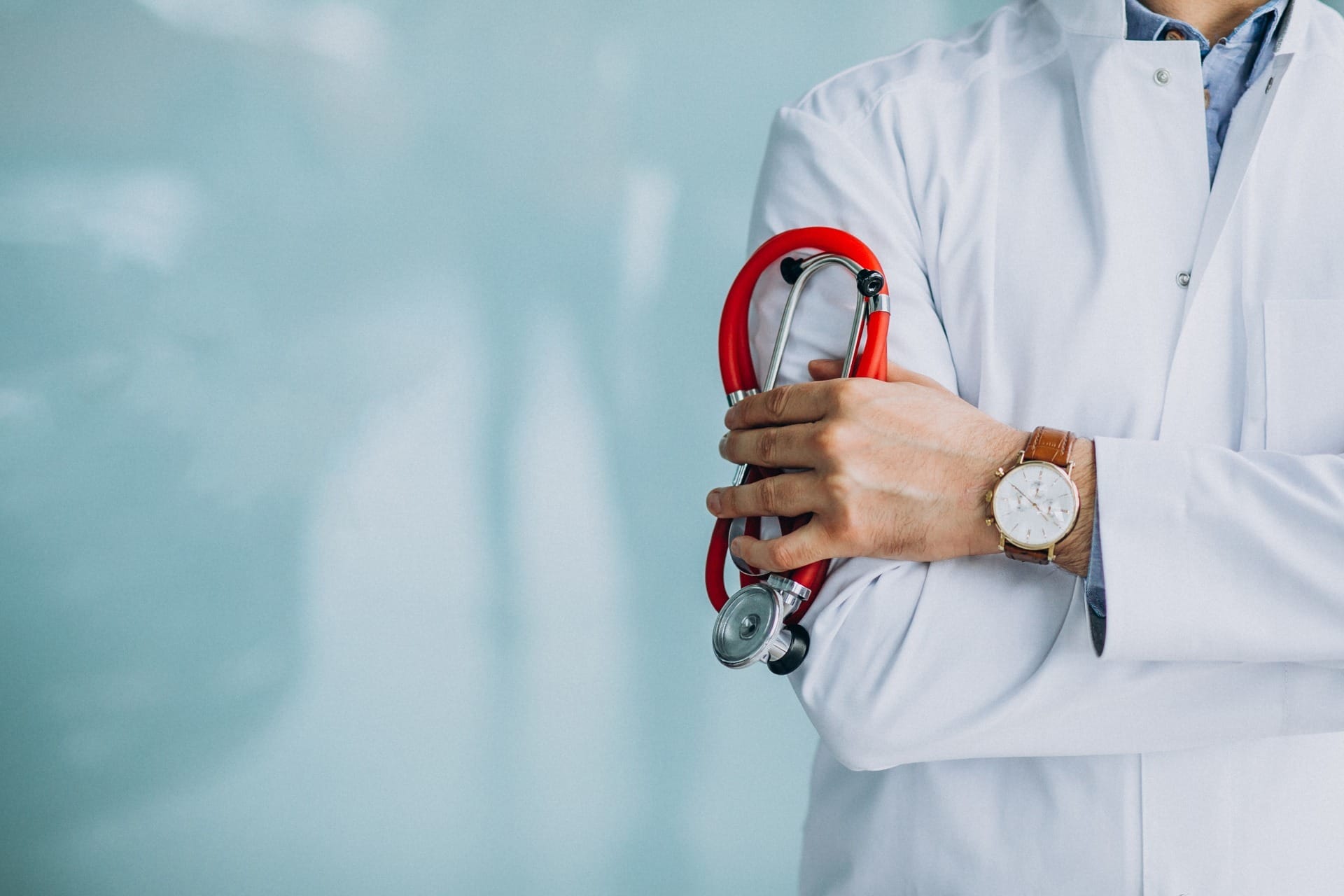 Justiça concede habeas corpus para médica que receitou adrenalina na veia de criança, em Manaus
