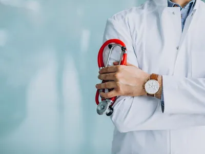 Justiça concede habeas corpus para médica que receitou adrenalina na veia de criança, em Manaus