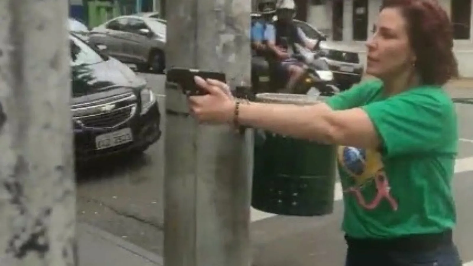 Carla Zambelli perseguindo homem com arma nas ruas de SP