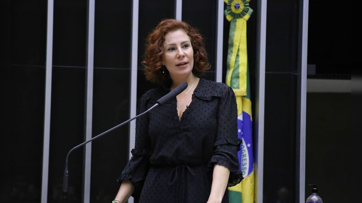 Carla Zambelli está nos EUA e pretende ir para a Itália; o que muda na prisão e na extradição
