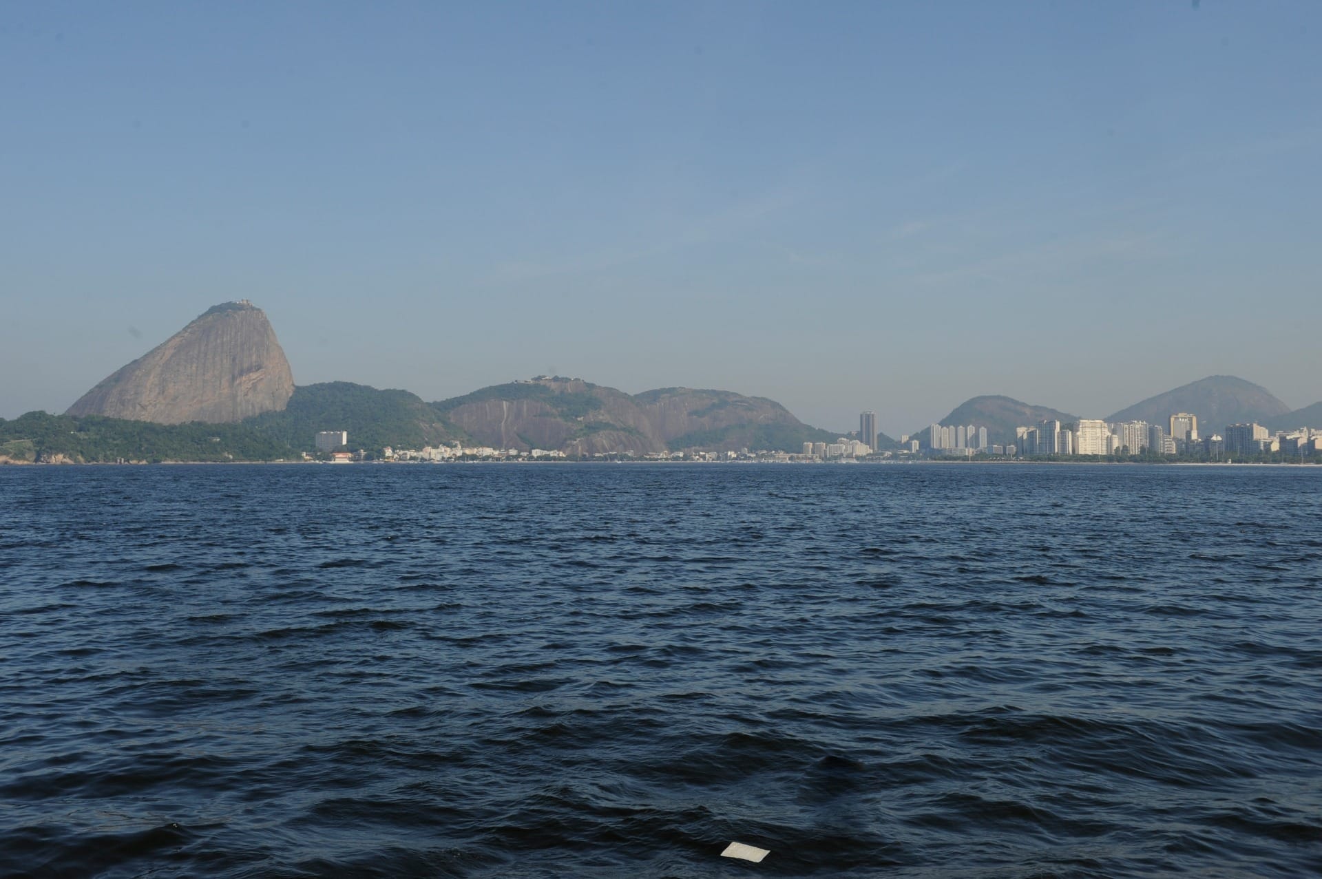 Manchas de óleo na Baía de Guanabara chamam atenção