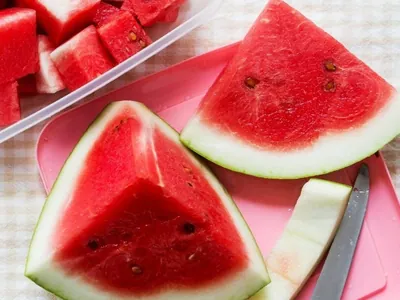 Hidratação no verão: descubra o que comer e beber para aliviar o calor