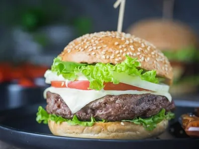 Hambúrguer caseiro: aprenda a fazer receita na panela de pressão
