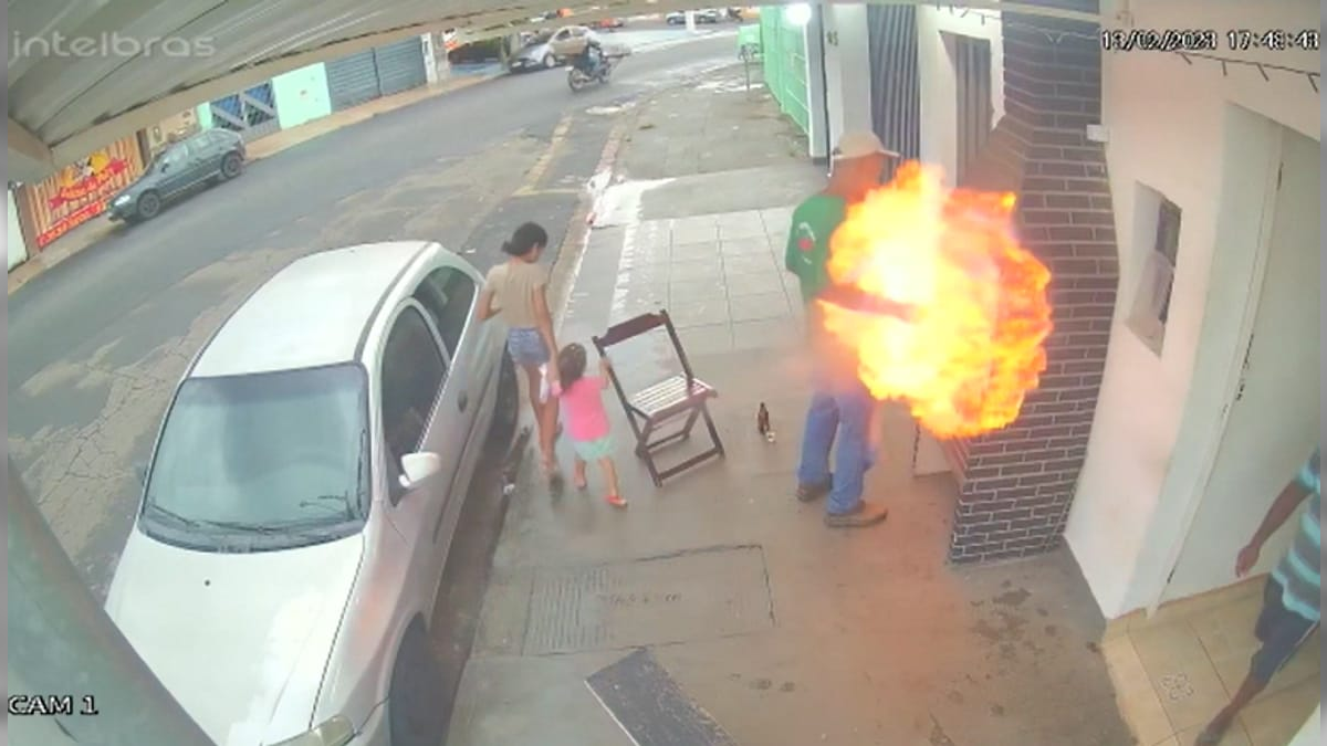 Vídeo: homem joga álcool em churrasqueira, causa explosão e sofre queimaduras