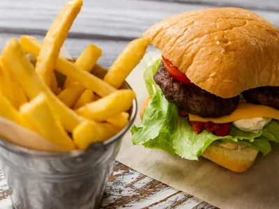 Bebeu demais? Evite 9 alimentos que pioram a ressaca