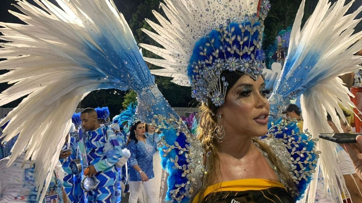 Mulher Abacaxi desfila de topless e faz confissão: “Marido não sabia”