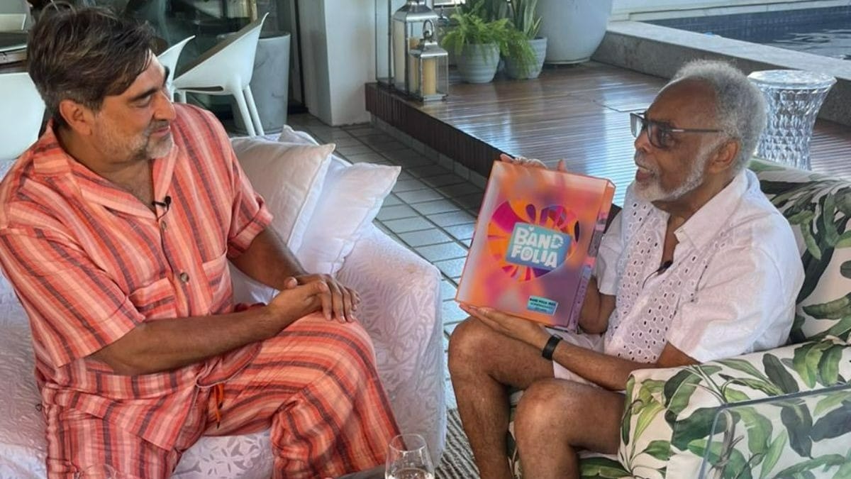 Zeca Camargo entrega troféu Band Folia de personalidade para Gilberto Gil