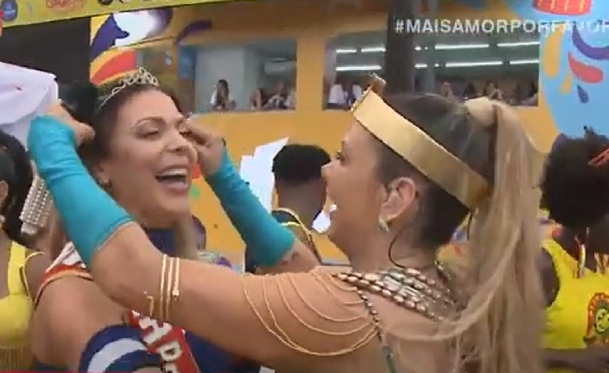 Carla Perez coroa Sheila Mello e relembra passado: “Não teve uma amizade”