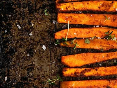 Batata frita diferente: aprenda snack feito com cascas de legumes