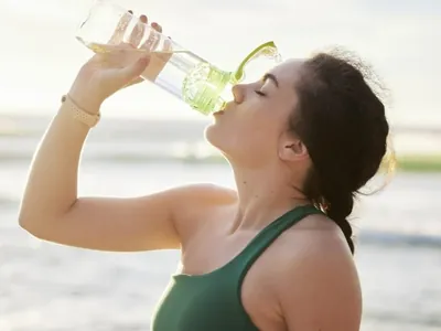 Quantos litros de água beber em um dia na praia?