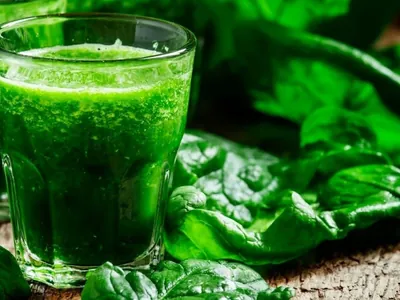 Suco verde e snack de sementes: 2 receitas detox para curar a ressaca