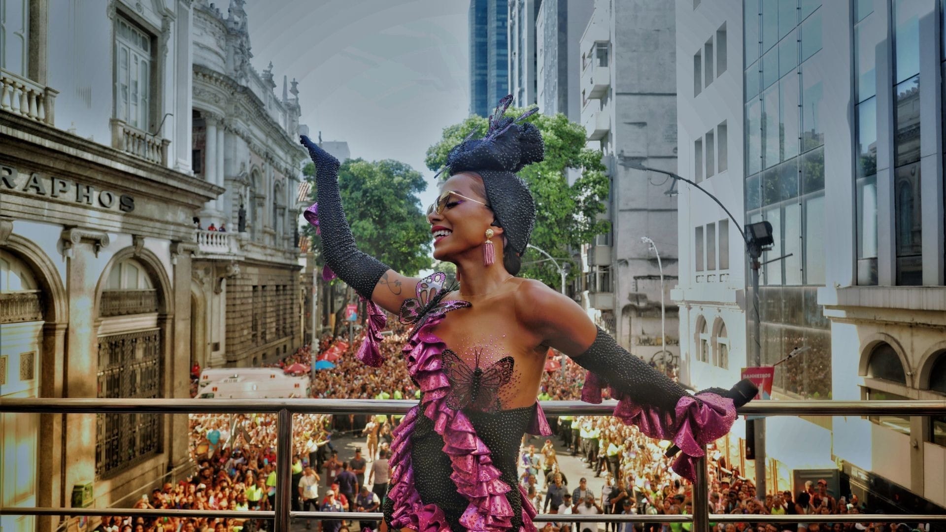 Vídeo: Anitta interrompe show ao ver assalto: "Ninguém vai roubar no meu bloco"