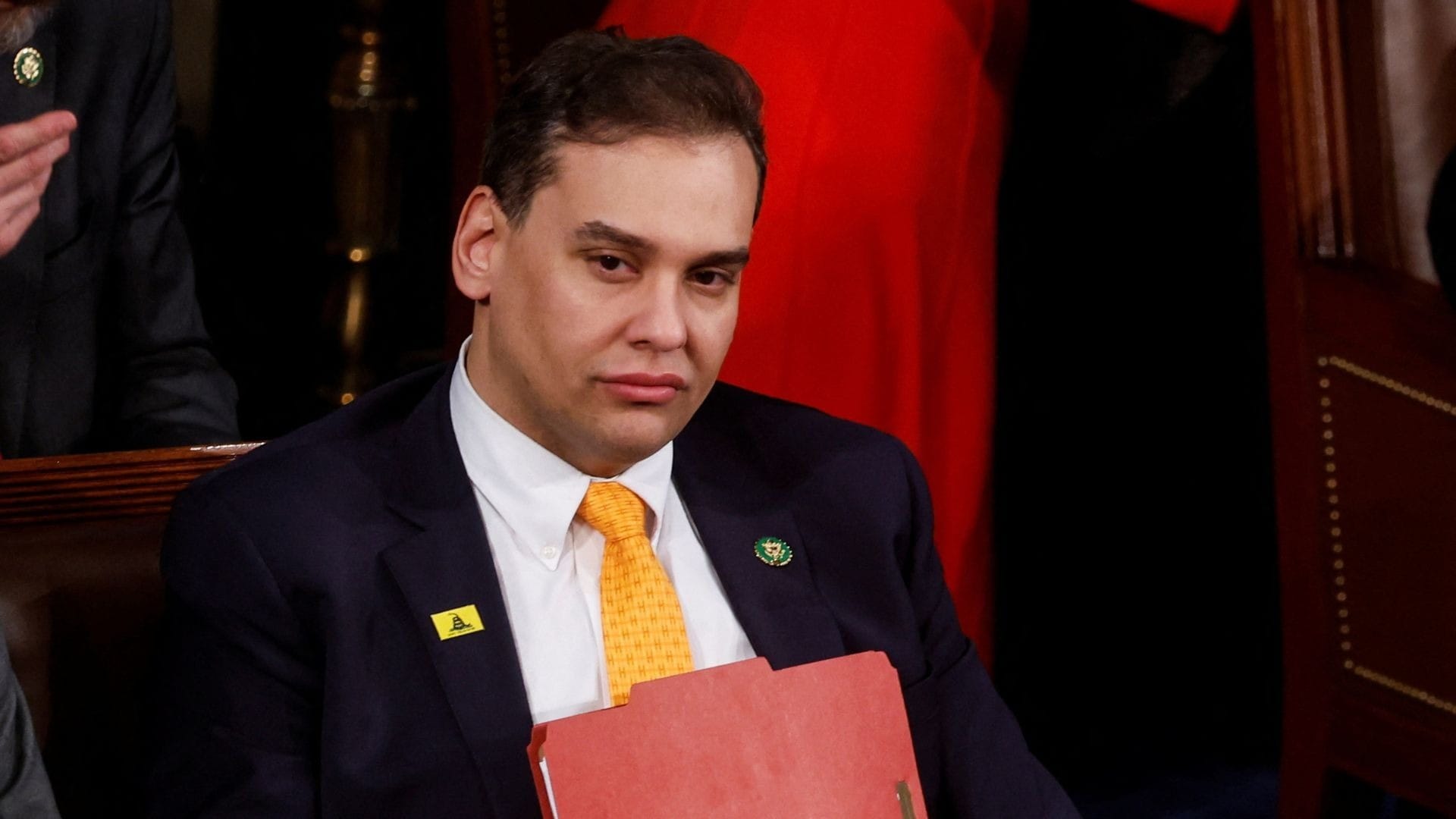 Quem é George Santos, deputado filho de brasileiros expulso do Congresso dos EUA