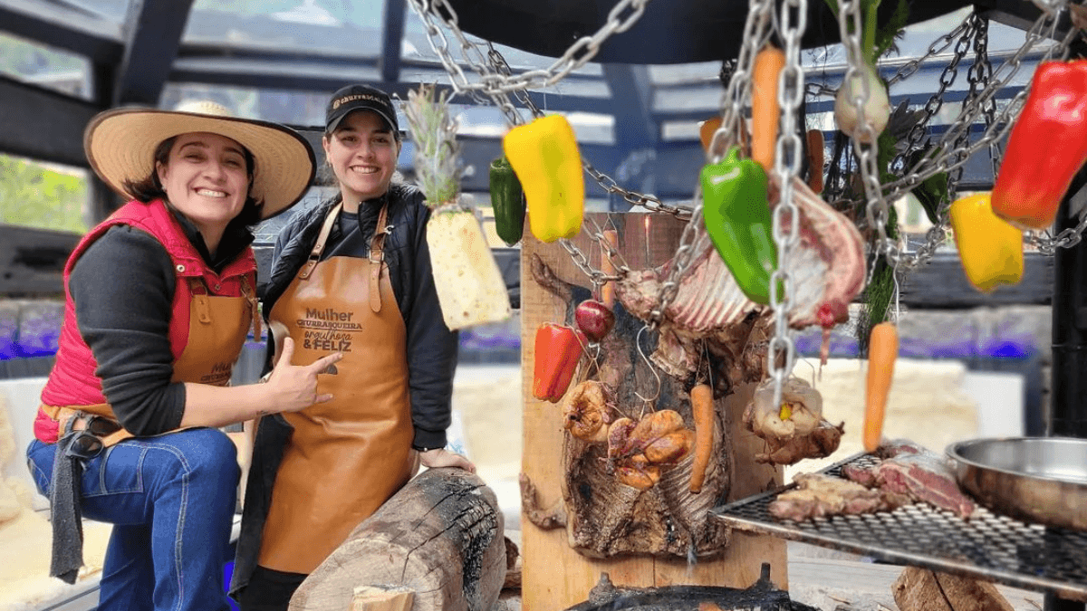 Casal cria curso de churrasco para mulheres: “Não queremos só lavar louça"