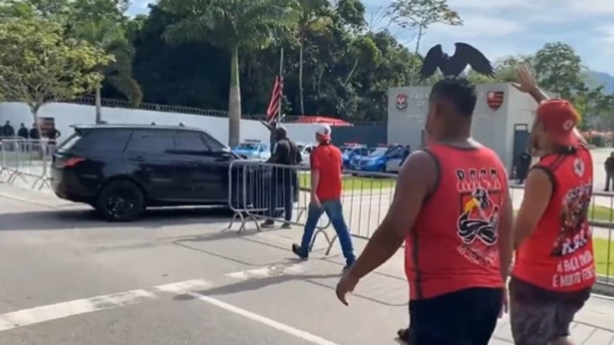 Torcida do Flamengo faz protesto em frente ao CT e cobra jogadores