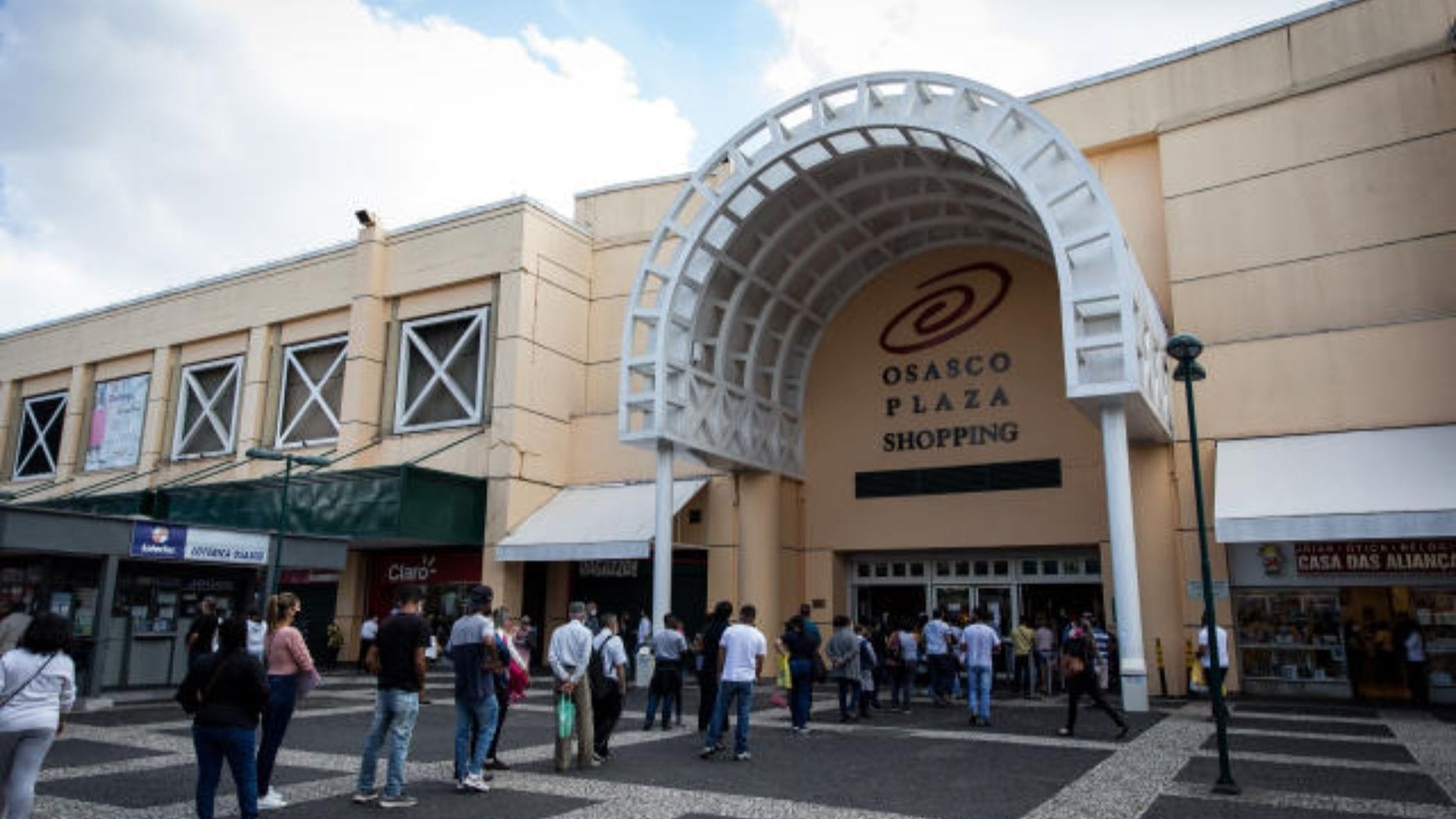 Praça de alimentação de shopping em Osasco é tomada por fumaça após princípio de incêndio