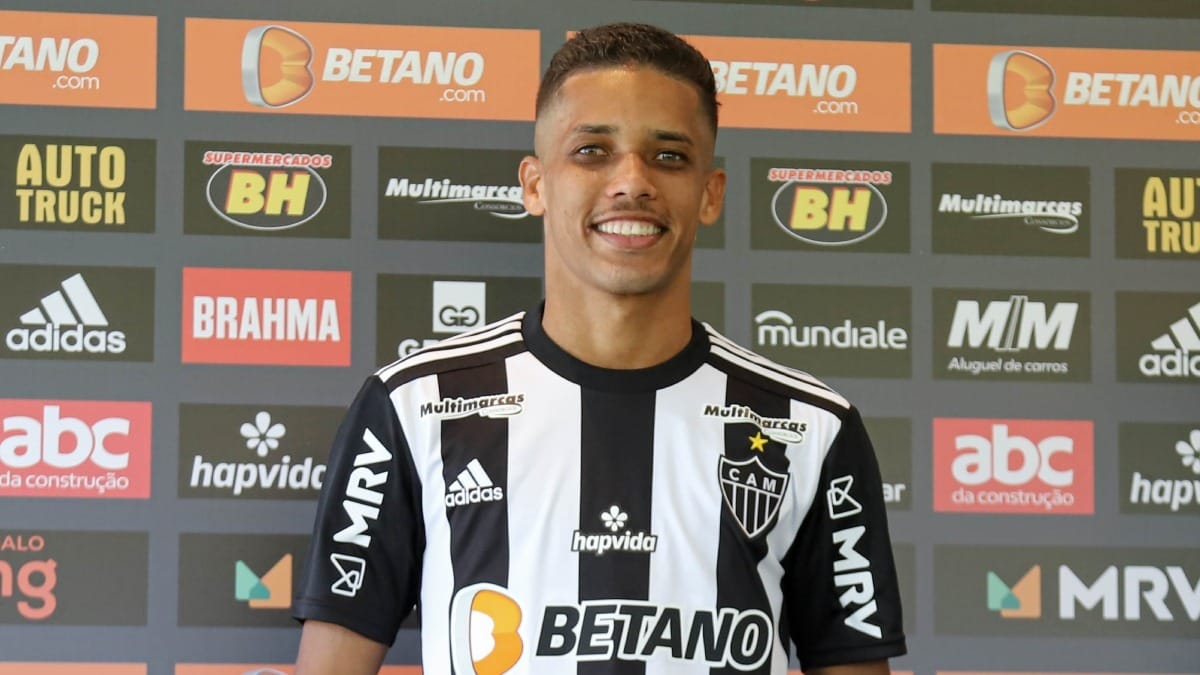 Neto: Palmeiras encaminha acordo com Pedrinho para substituir Veiga