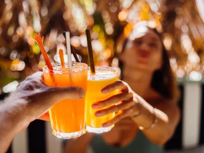 5 bebidas alcoólicas por até R$ 50 para aproveitar o calor do final do verão