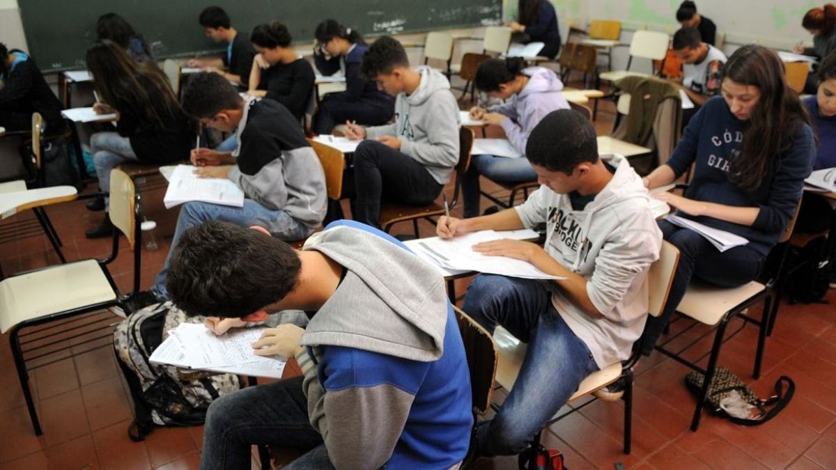 Ensino Médio: especialistas pedem volta das diretrizes curriculares de 2012