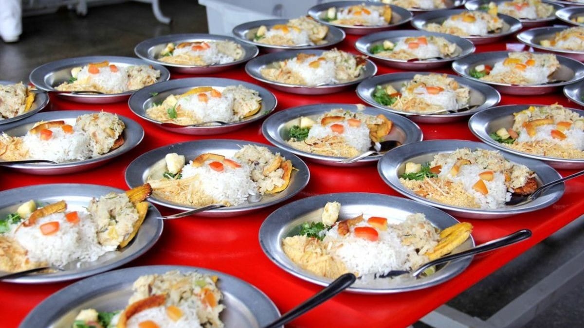 Blitz do TCE-SP acha feijão vencido da merenda e comida no chão de escolas