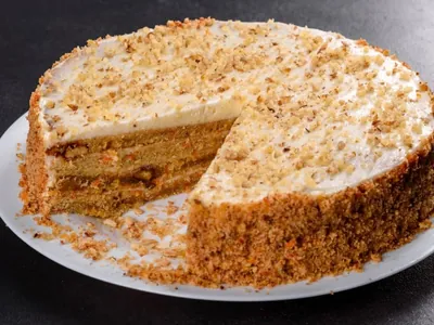Bolo de cenoura sem farinha: receita saudável fica pronta em 30 minutos