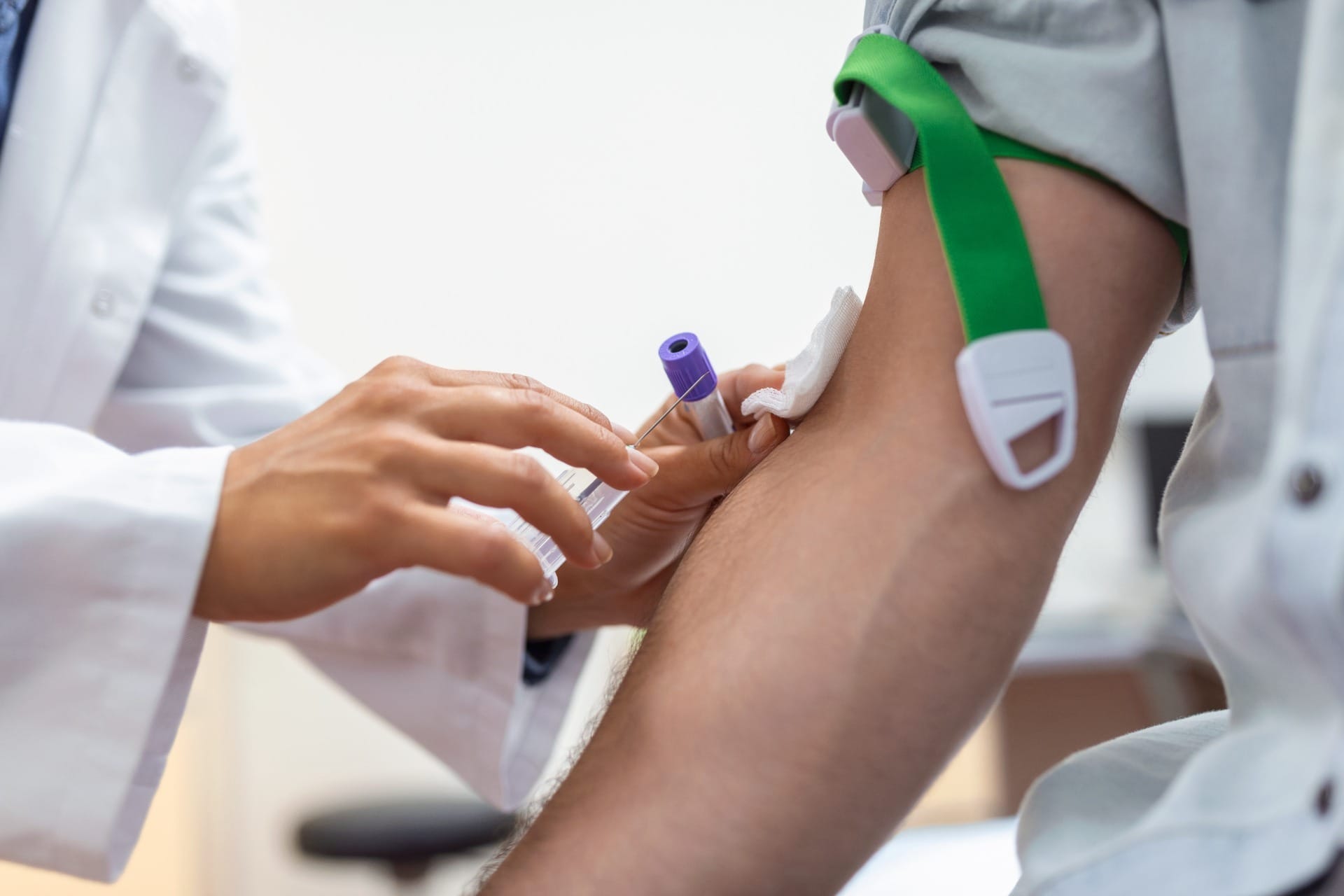 Exame de sangue pode detectar câncer? Entenda o que diz a ciência