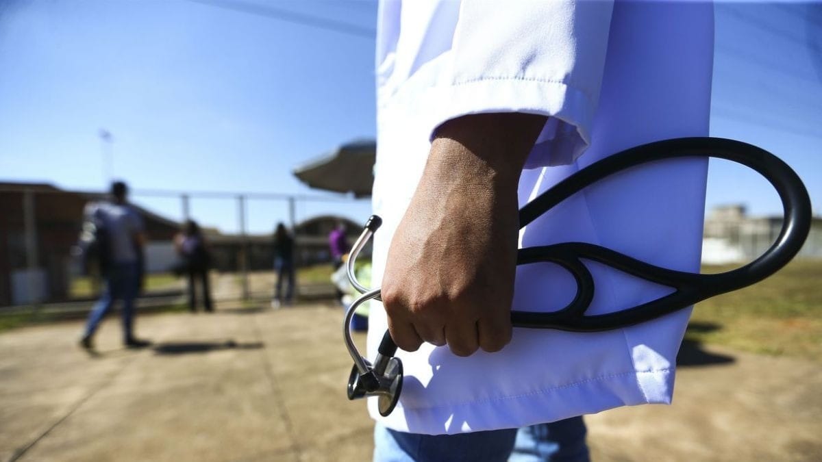 CFM regulamenta uso de Inteligência Artificial por médicos no Brasil