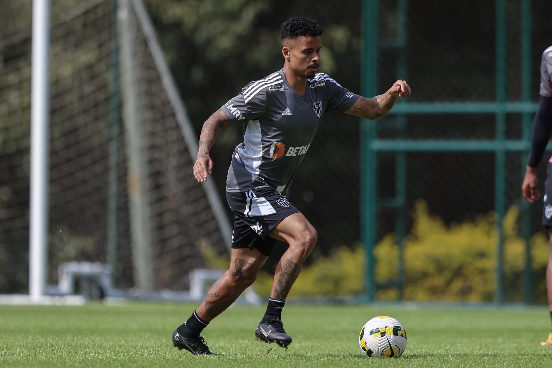Reunião entre Palmeiras e Atlético-MG pode selar destino do volante Allan