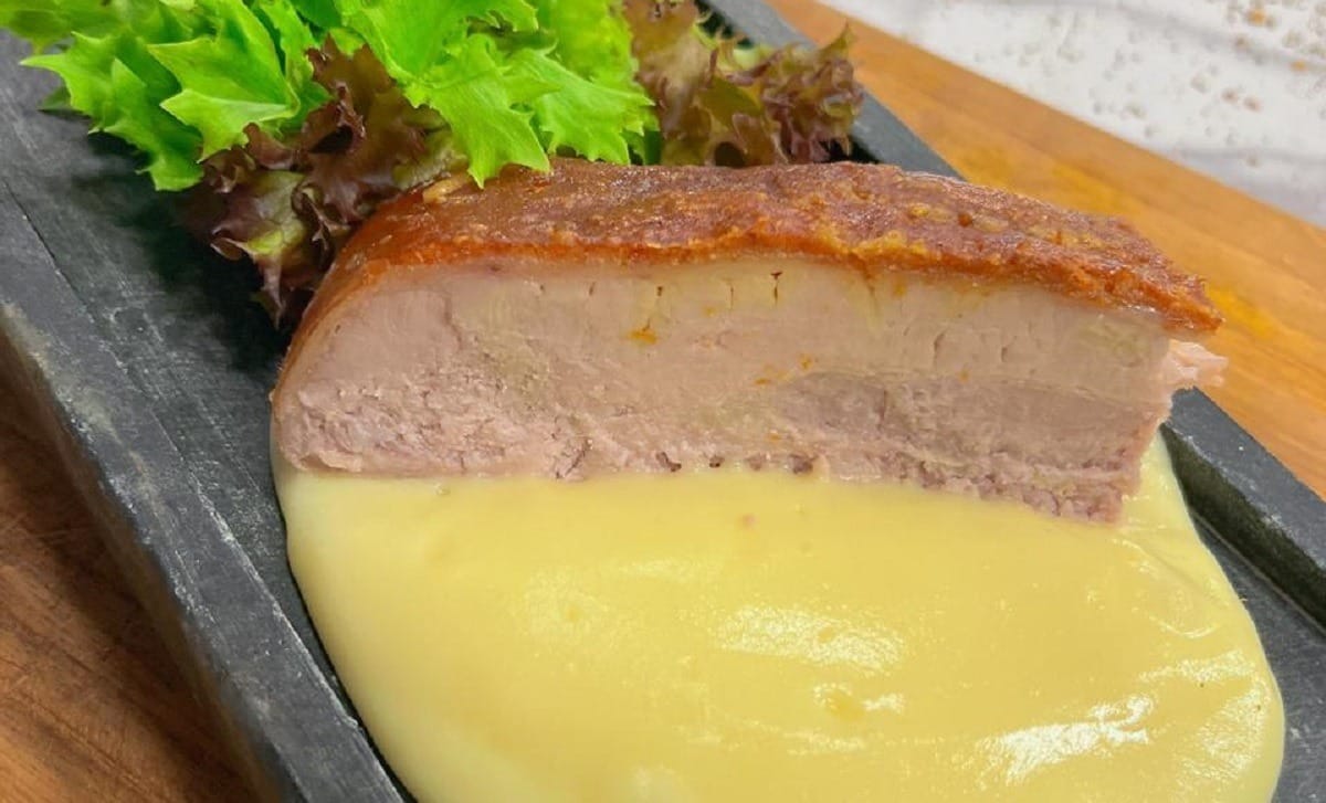 Barriga de porco crocante com purê de batatas | Band Receitas