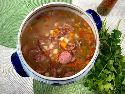 Sopa de outono: 5 receitas de caldos para aquecer na nova estação