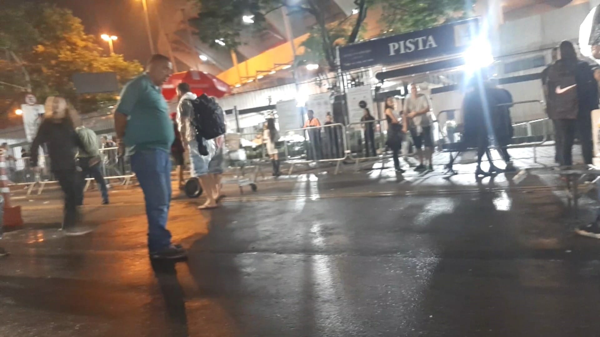 Ambulante é preso após dar 'golpe do cartão' em fã do Coldplay em SP