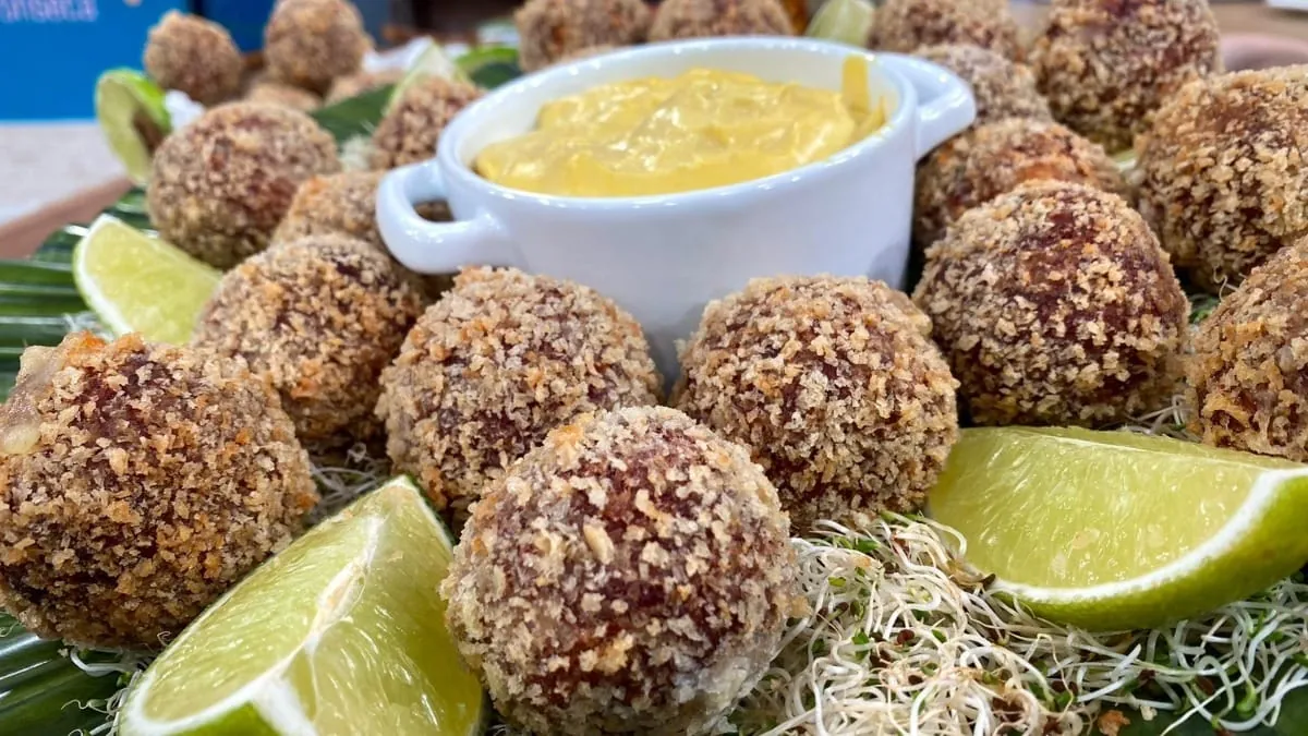 Bola cremosa de carne seca e queijo | Band Receitas