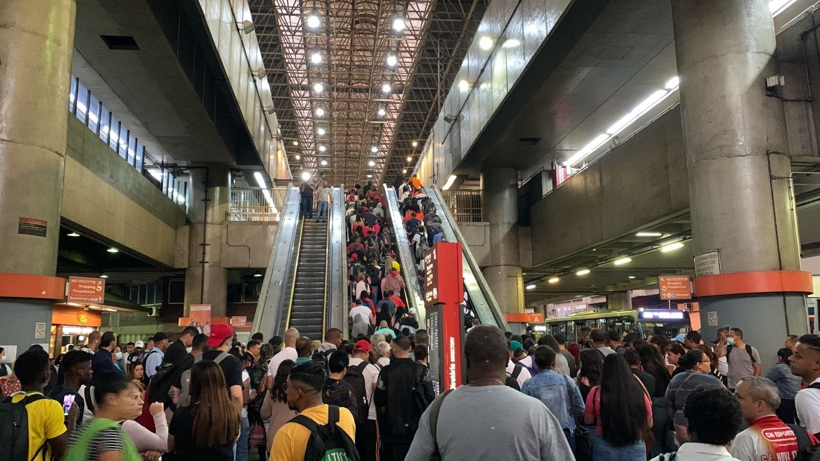 Greve paralisa linhas 1-Azul, 2-Verde, 3-Vermelha e 15-Prata do Metrô de SP