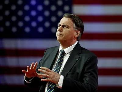 Jornow: Defesa de Bolsonaro entrega joias e armas em Brasília
