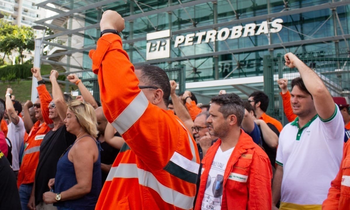 Petroleiros da Petrobras entram em greve por tempo indeterminado