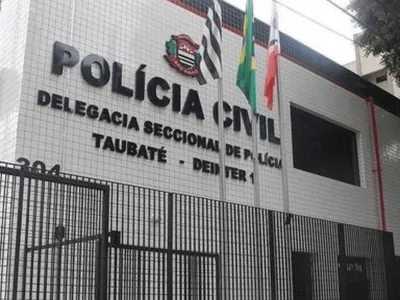 Dois jovens morrem após carro bater contra poste em Taubaté