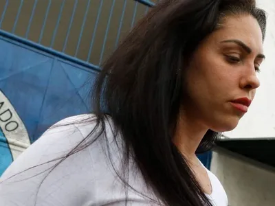 Monique Medeiros, mãe de Henry Borel, deixa presídio após perdão judicial