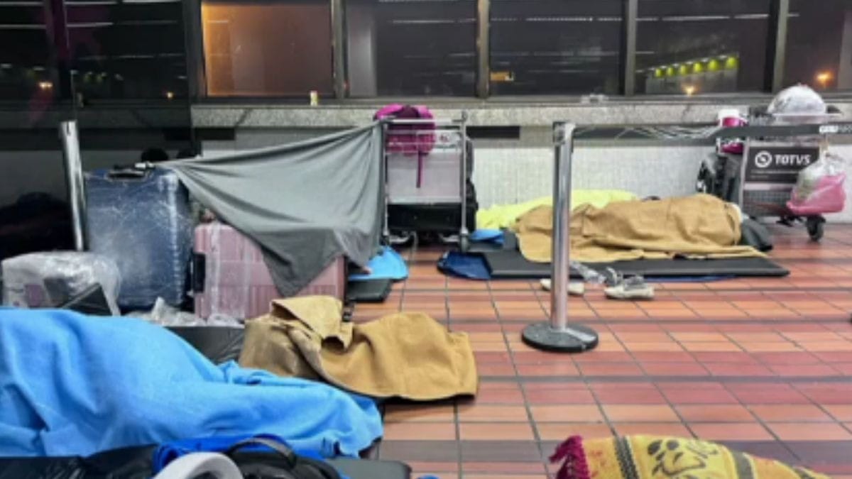 Afegãos voltam a acampar no terminal do Aeroporto de Guarulhos, em São Paulo