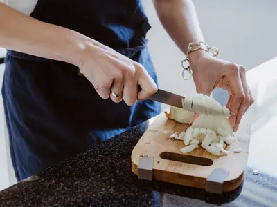 O que fazer para não chorar quando cortar uma cebola? Chef ensina truque
