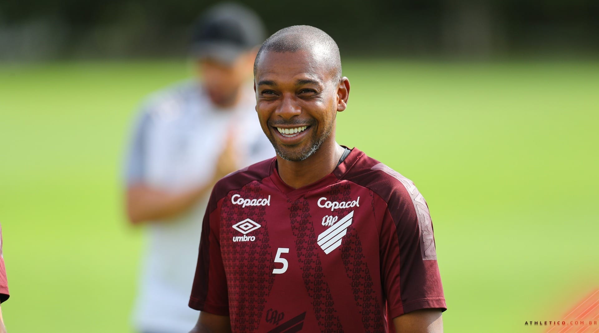 Fernandinho, ídolo do Athletico e City, anuncia aposentadoria aos 40 anos