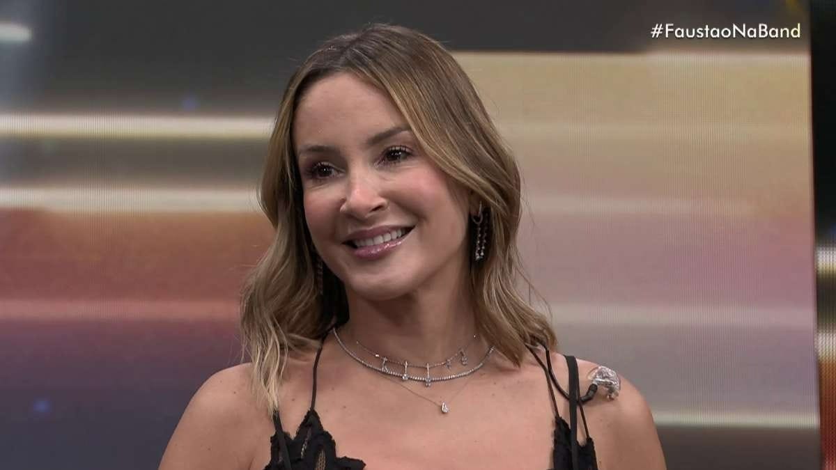 Claudia Leitte "extravasa" no palco do Faustão na Band; veja fotos