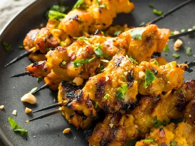 Espetinho de frango oriental: receita para fazer um churrasco barato e gostoso