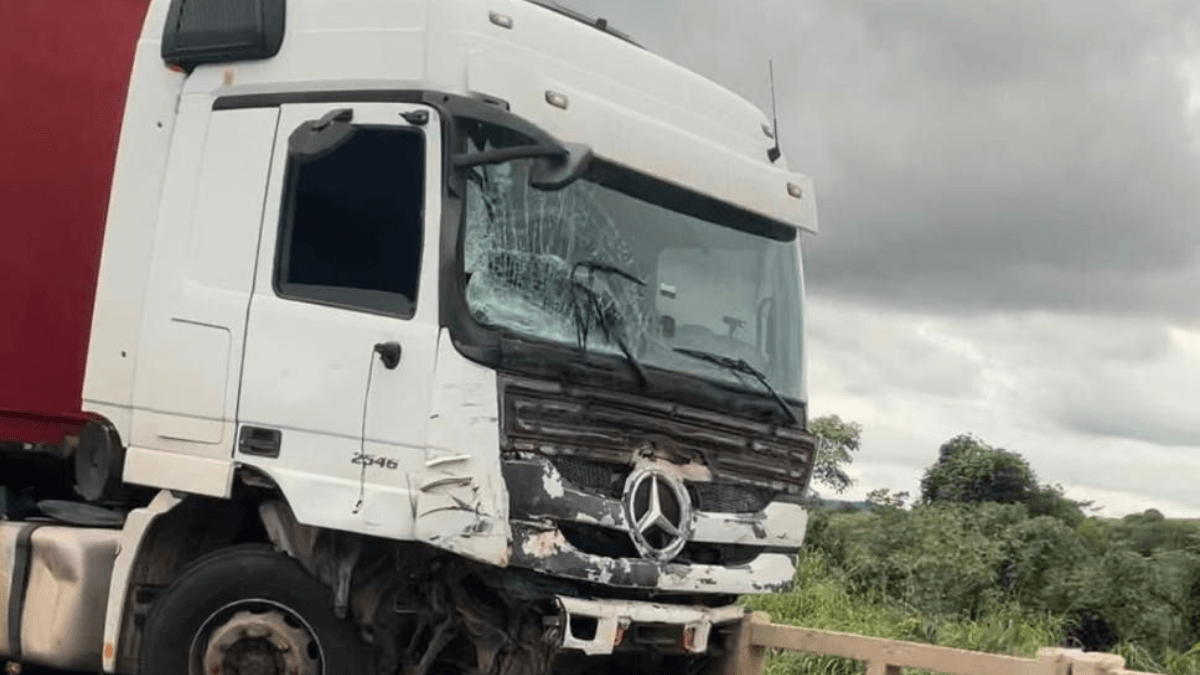 Acidente entre dois carros e um caminhão deixa dois mortos na BR-153