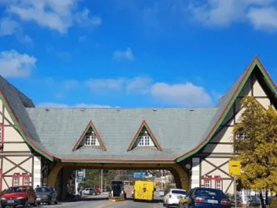 Frio e Festival de Inverno atraem milhares de turistas em Campos do Jordão