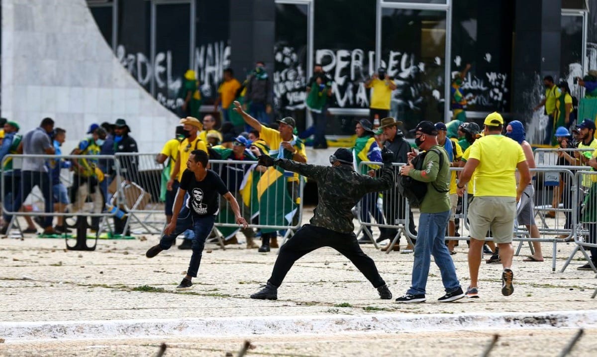 Reinaldo Azevedo: O Festival de Besteiras que Assola a Imprensa em matéria de golpe